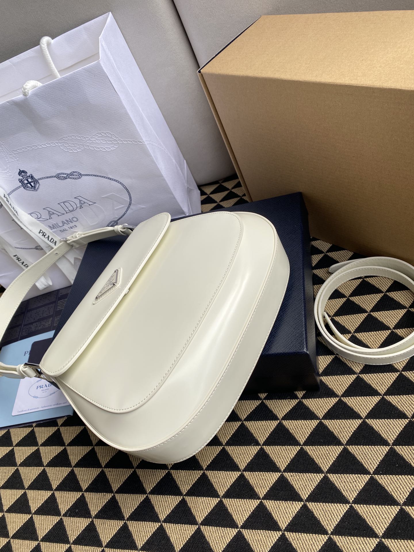 高仿原單普拉達包包 Prada Cleo 亮面皮革單肩包 腋下包 米白