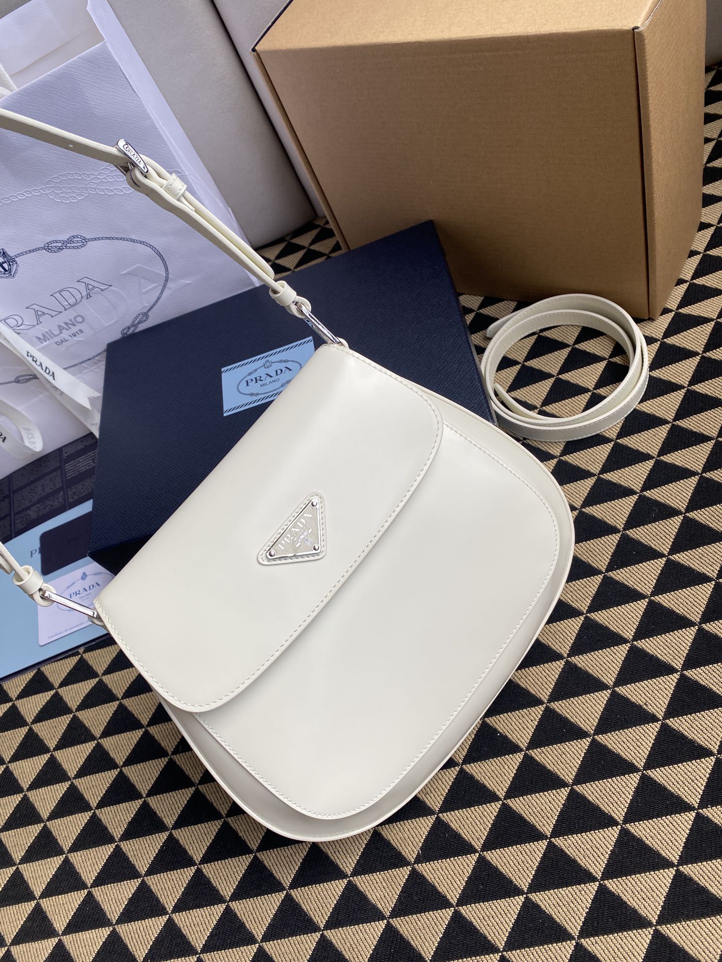 高仿原單普拉達包包 Prada Cleo 亮面皮革單肩包 腋下包 米白