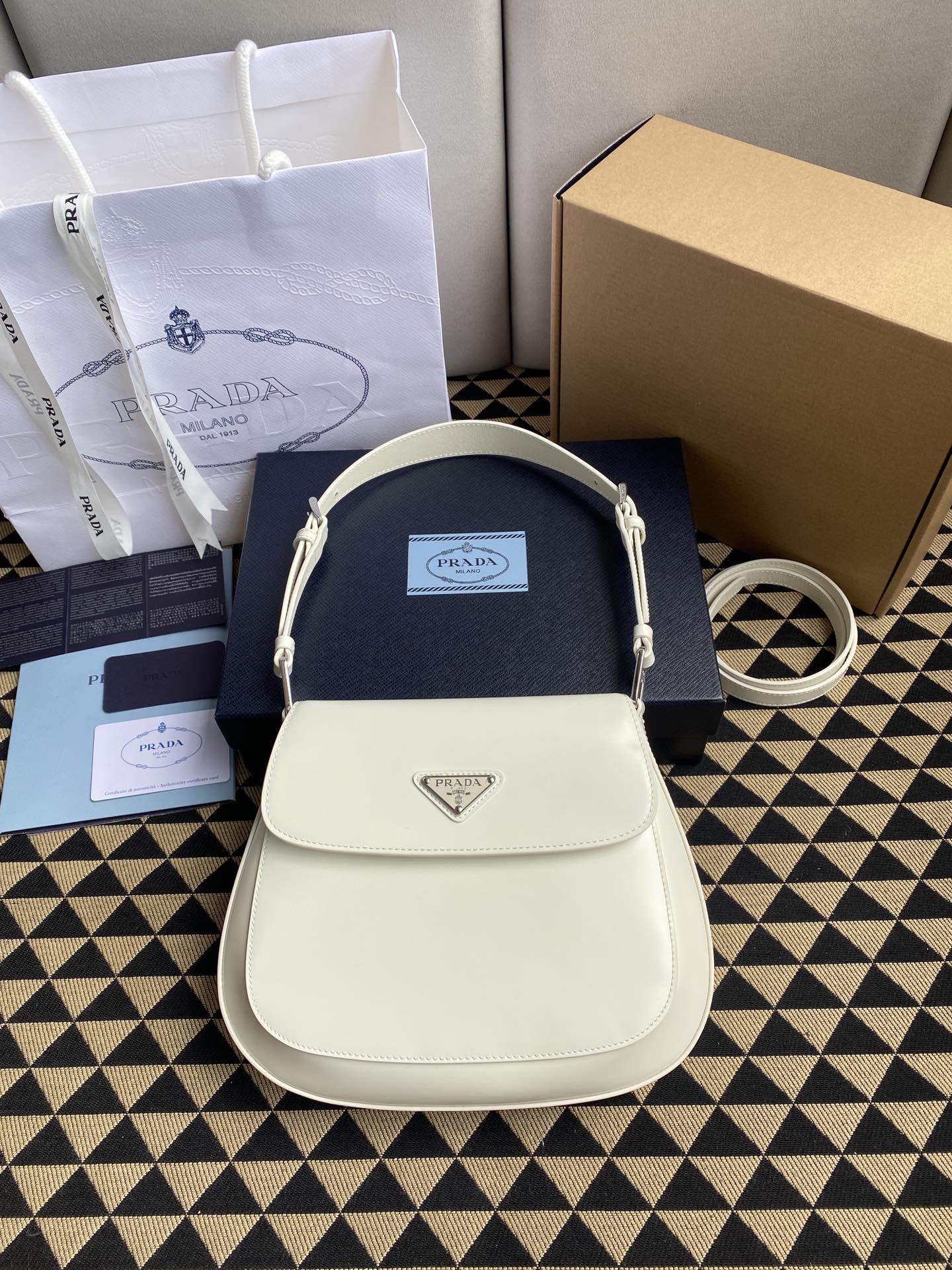 高仿原單普拉達包包 Prada Cleo 亮面皮革單肩包 腋下包 米白
