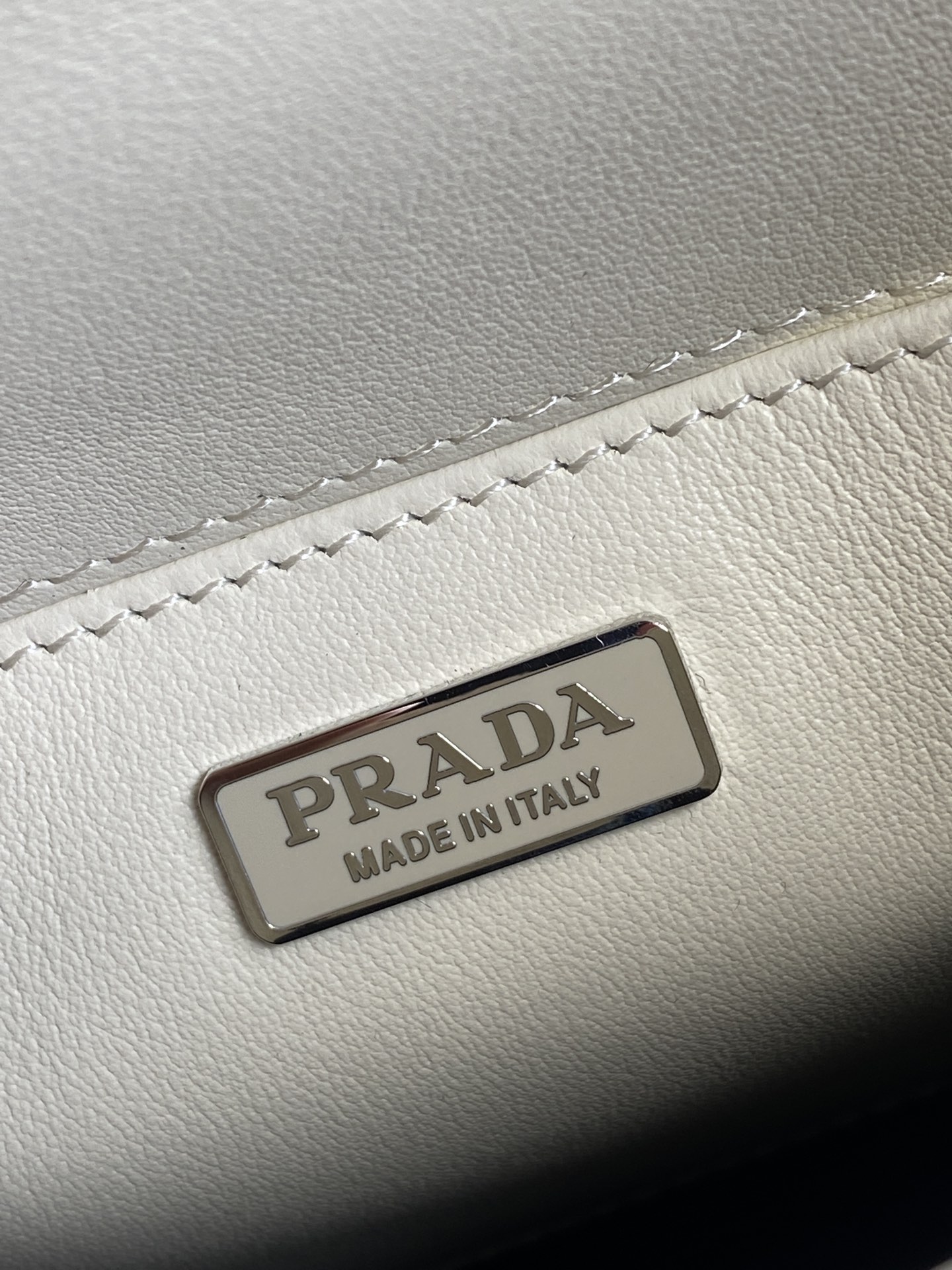 高仿原單普拉達包包 Prada Cleo 亮面皮革單肩包 腋下包 米白
