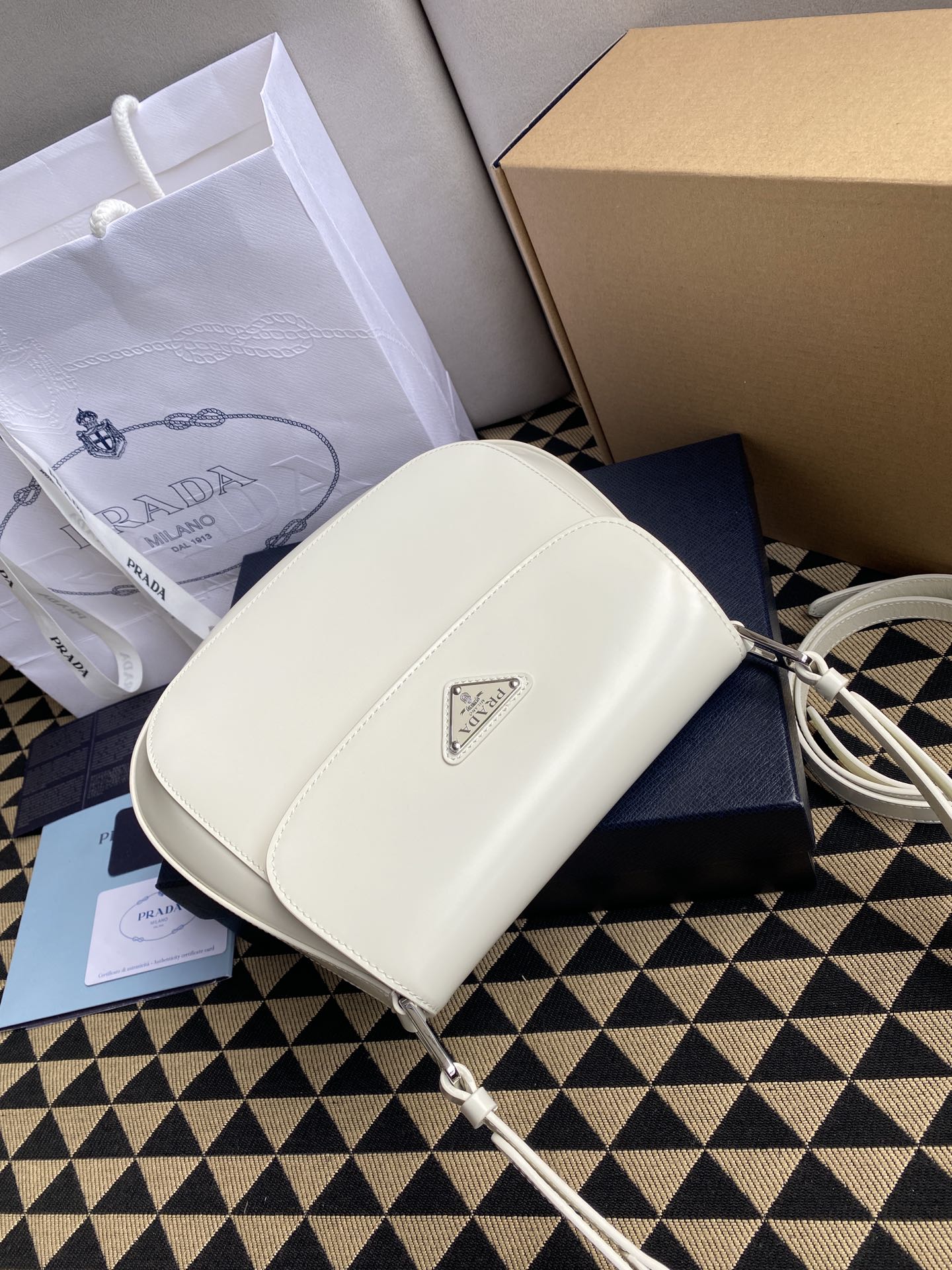 高仿原單普拉達包包 Prada Cleo 亮面皮革單肩包 腋下包 米白