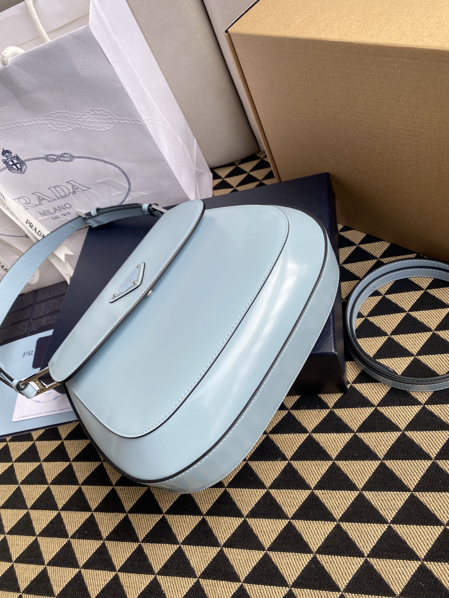 高仿原單普拉達包包 Prada Cleo 亮面皮革單肩包 腋下包 淺藍