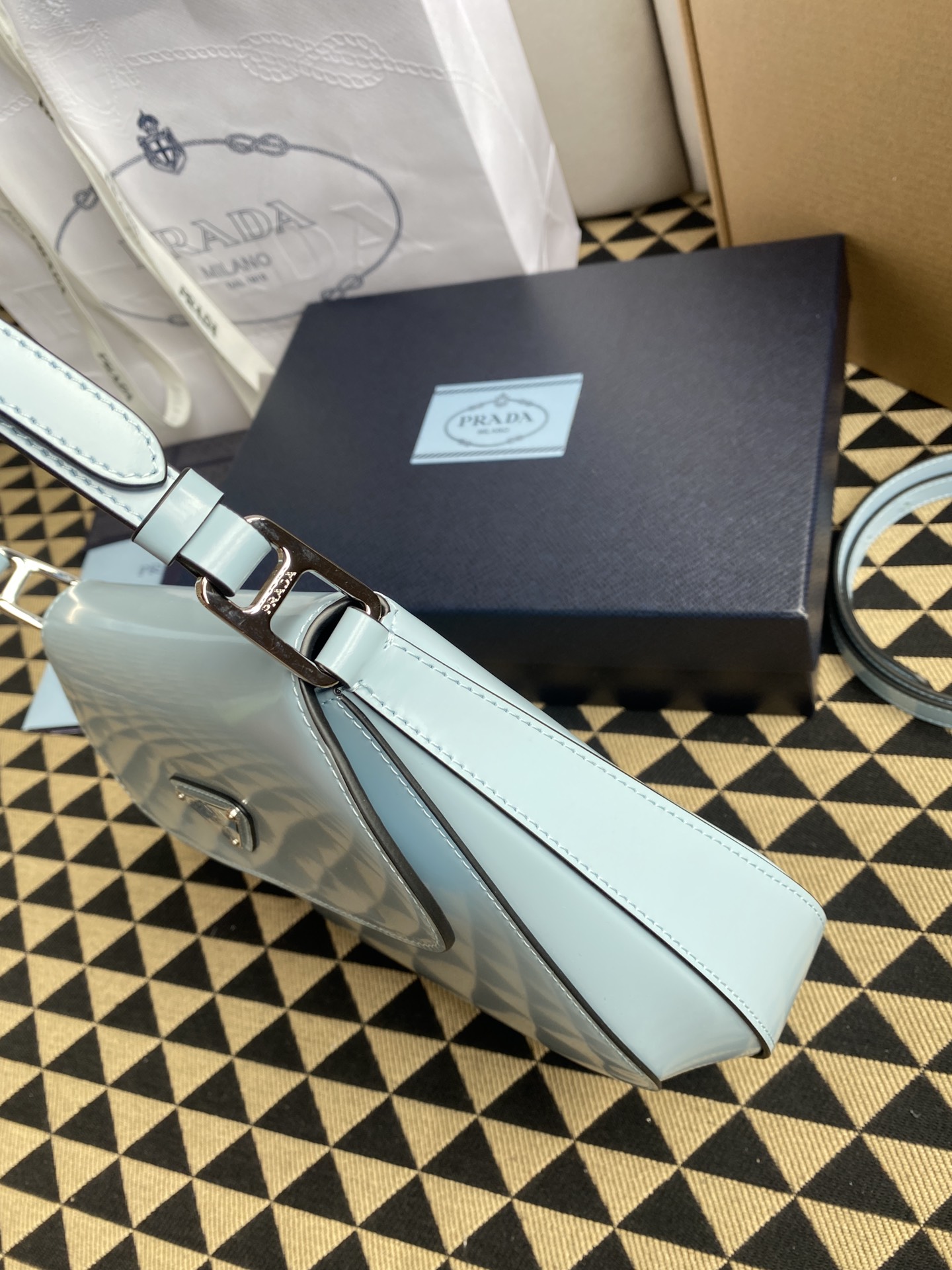 高仿原單普拉達包包 Prada Cleo 亮面皮革單肩包 腋下包 淺藍