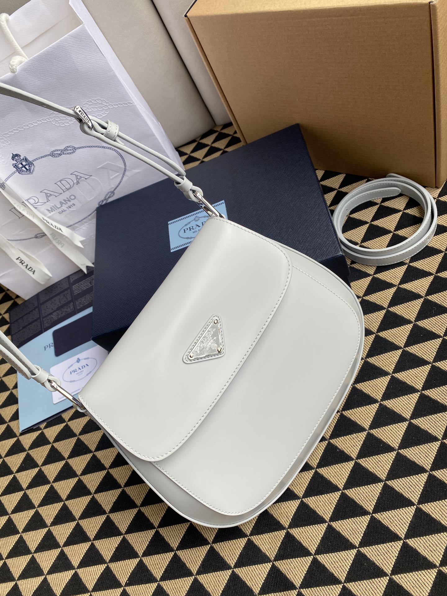 高仿原單普拉達包包 Prada Cleo 亮面皮革單肩包 腋下包 白色