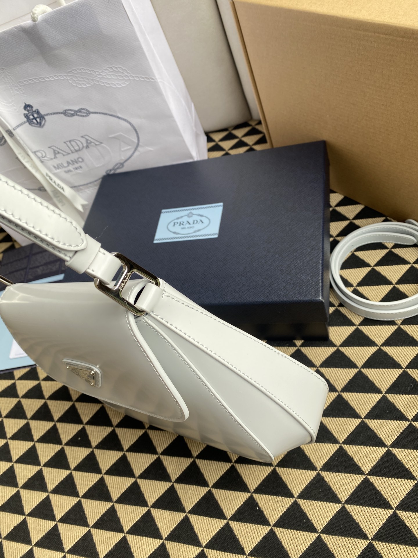 高仿原單普拉達包包 Prada Cleo 亮面皮革單肩包 腋下包 白色