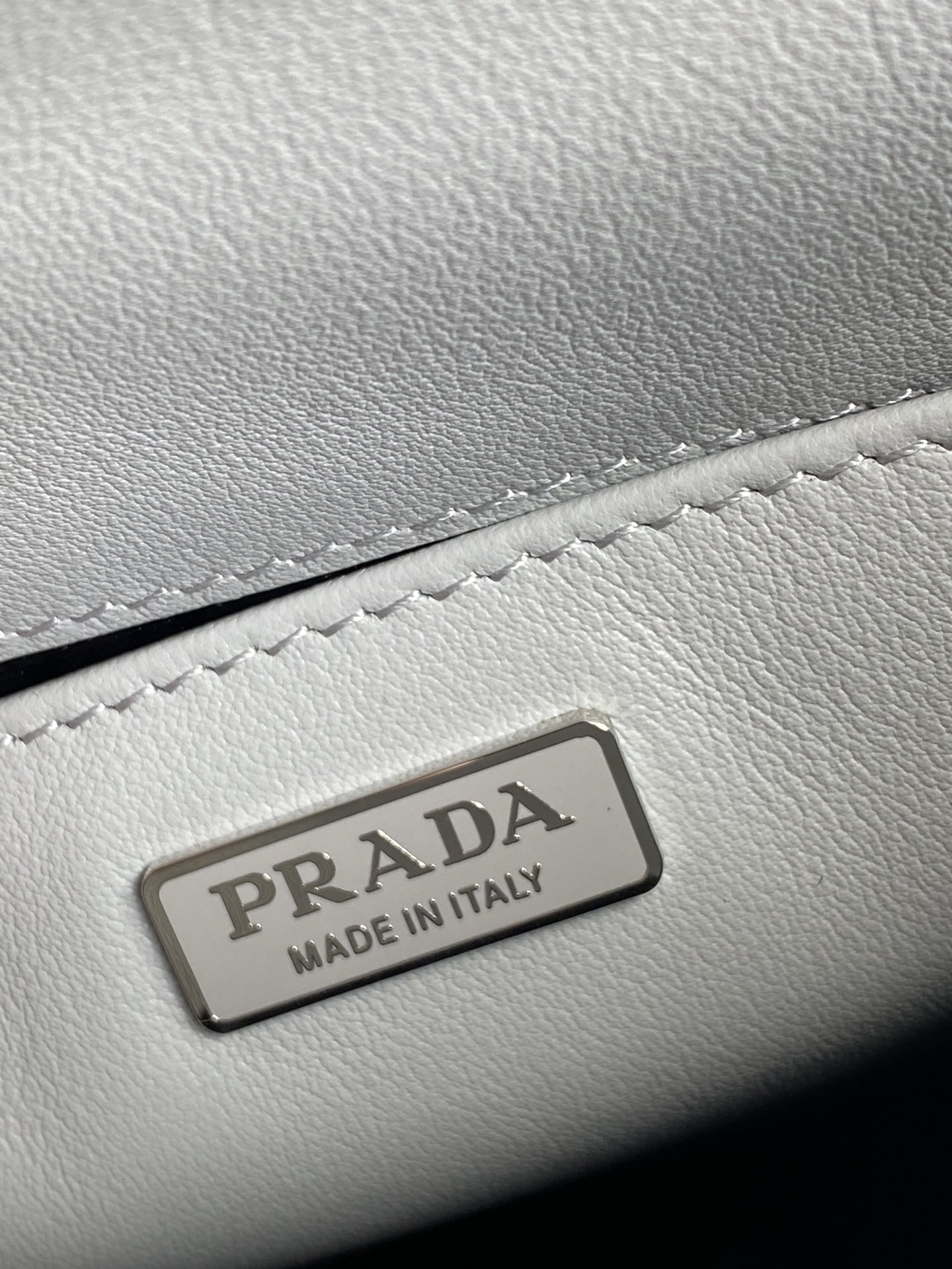 高仿原單普拉達包包 Prada Cleo 亮面皮革單肩包 腋下包 白色