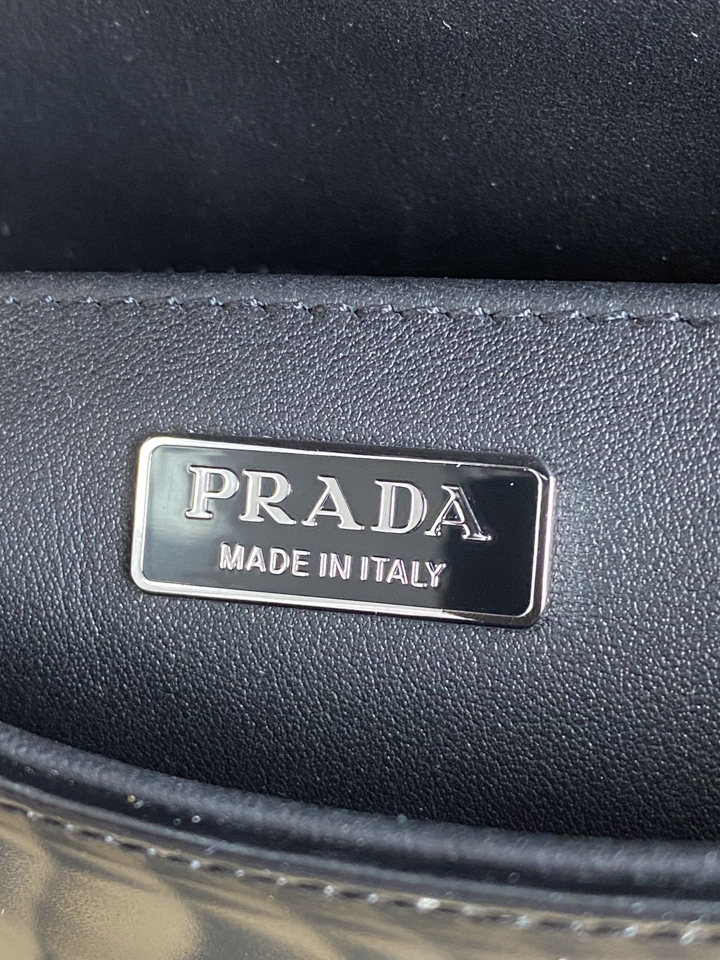 高仿原單普拉達包包 Prada Cleo 亮面皮革單肩包 腋下包 黑色
