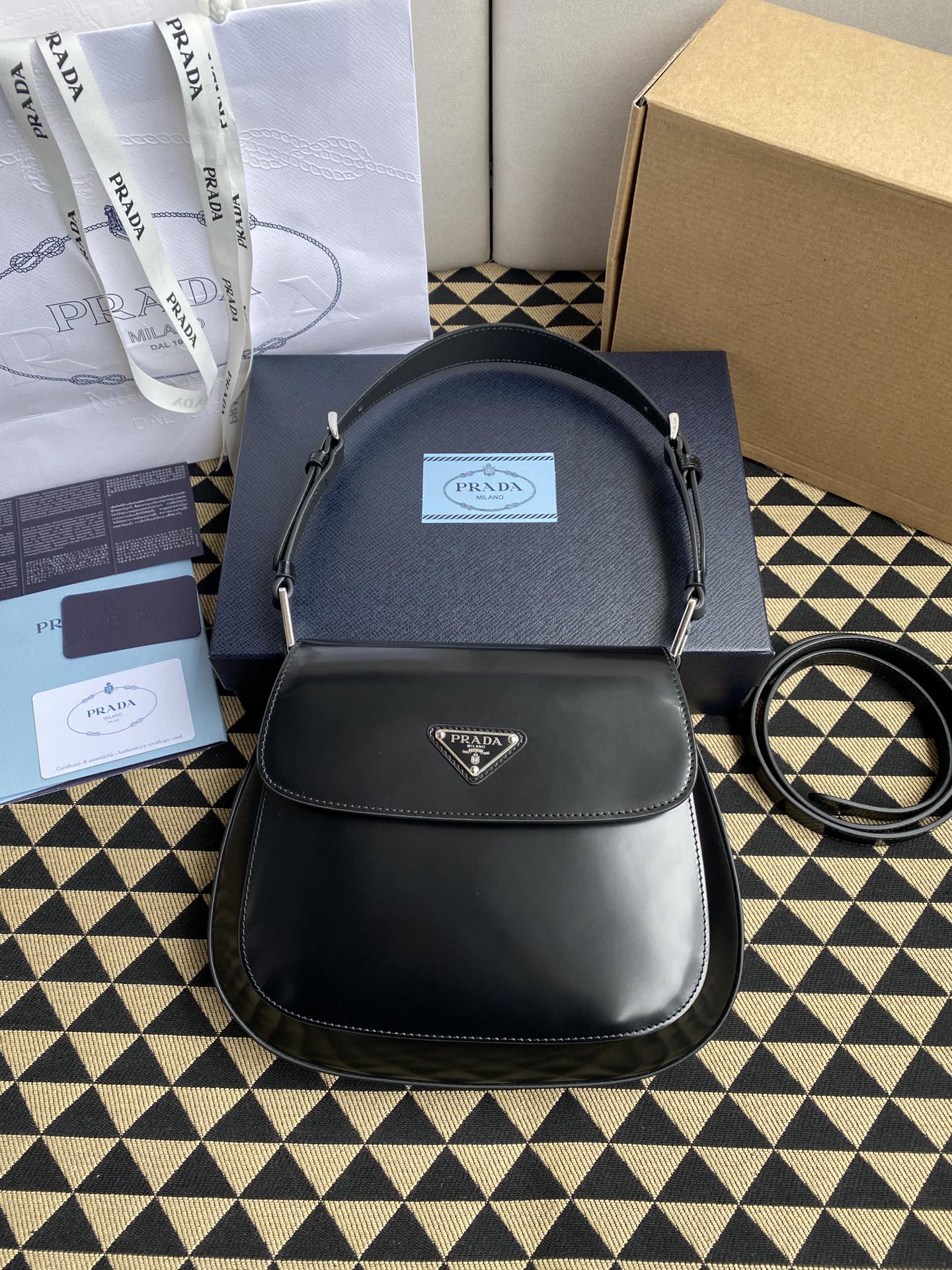 高仿原單普拉達包包 Prada Cleo 亮面皮革單肩包 腋下包 黑色