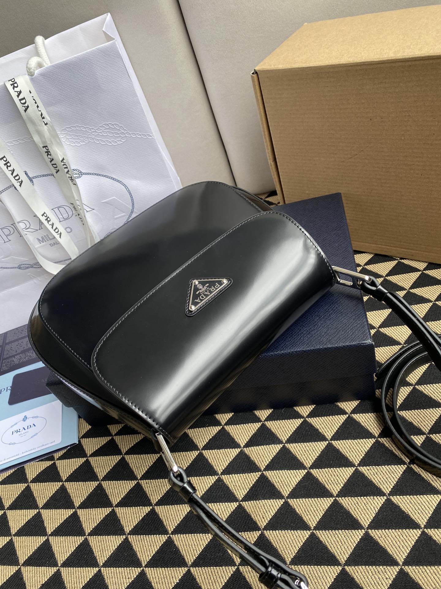 高仿原單普拉達包包 Prada Cleo 亮面皮革單肩包 腋下包 黑色