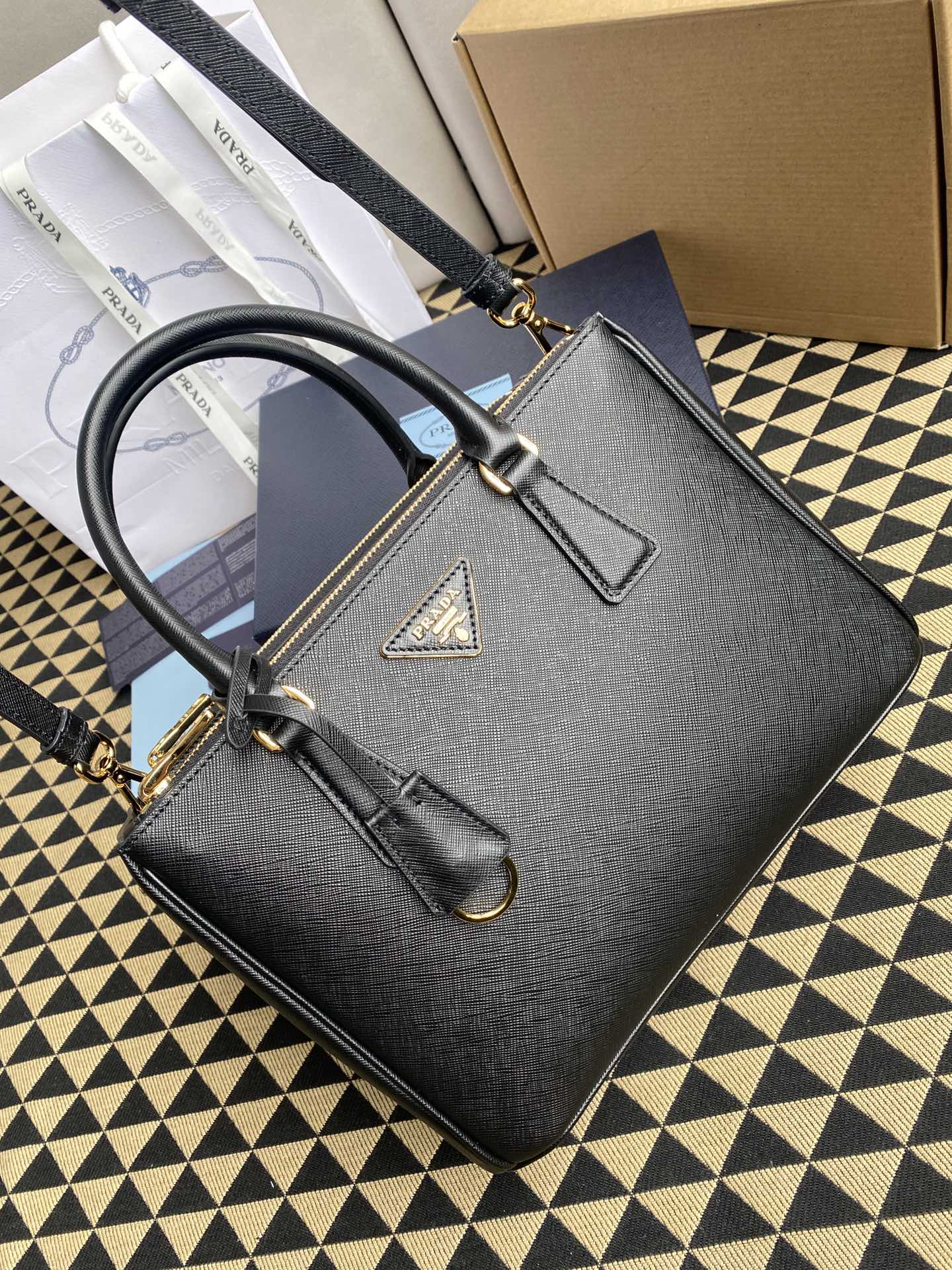 複刻普拉達包包 中號Prada Galleria Saffiano皮革手袋 殺手包 黑色