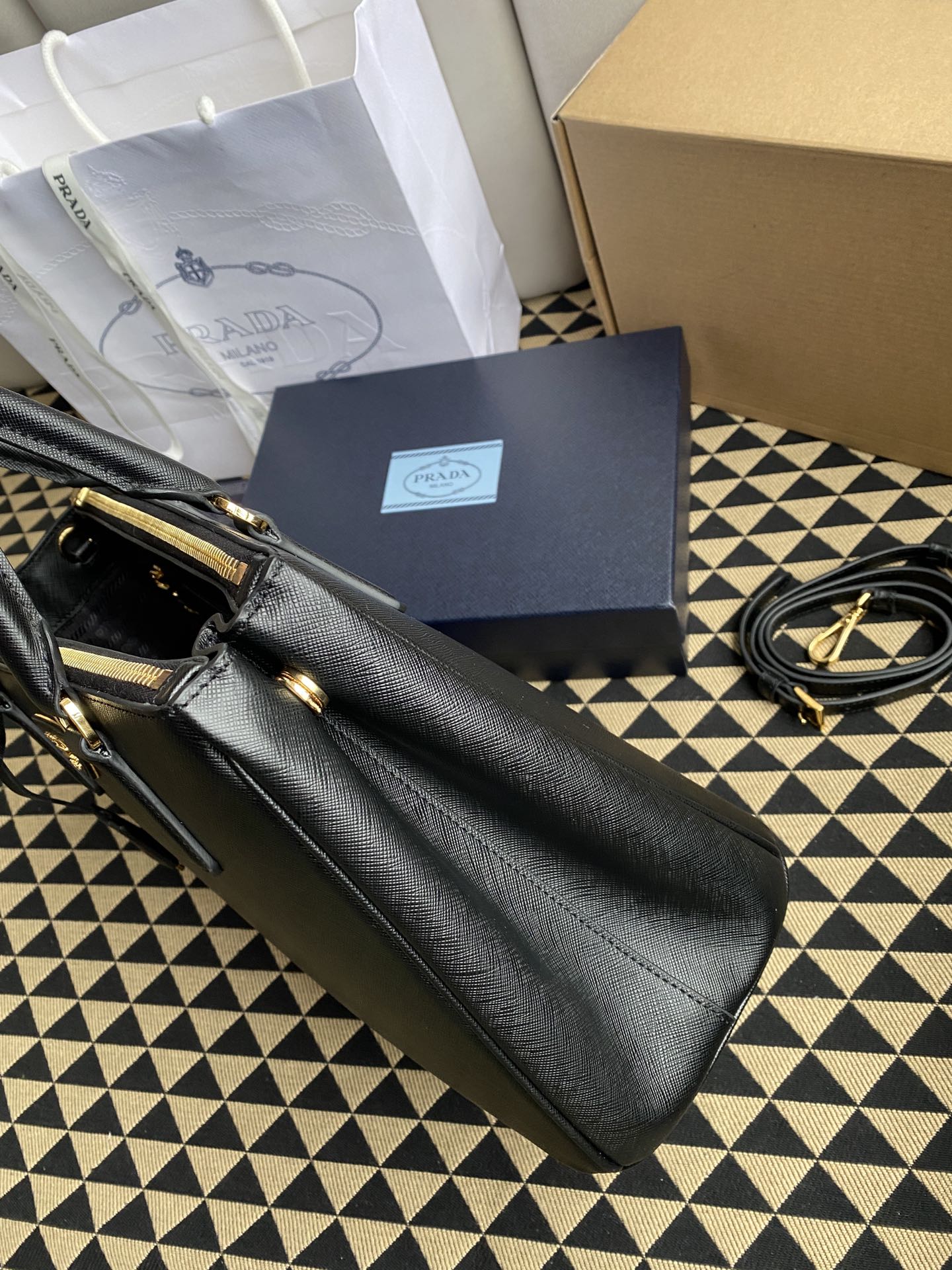高仿普拉達包包 大號Prada Galleria Saffiano皮革手袋 殺手包 黑色