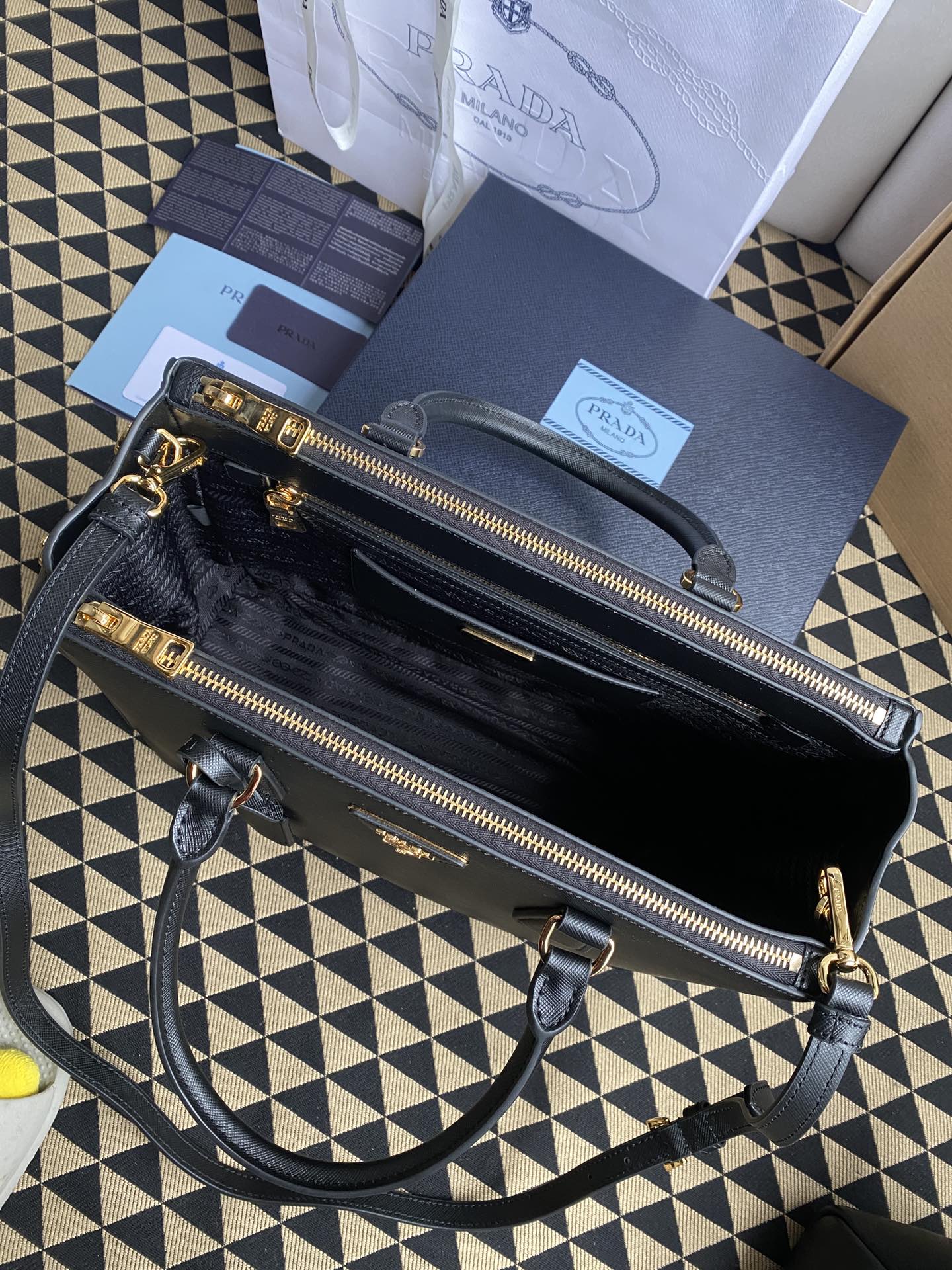 高仿普拉達包包 大號Prada Galleria Saffiano皮革手袋 殺手包 黑色