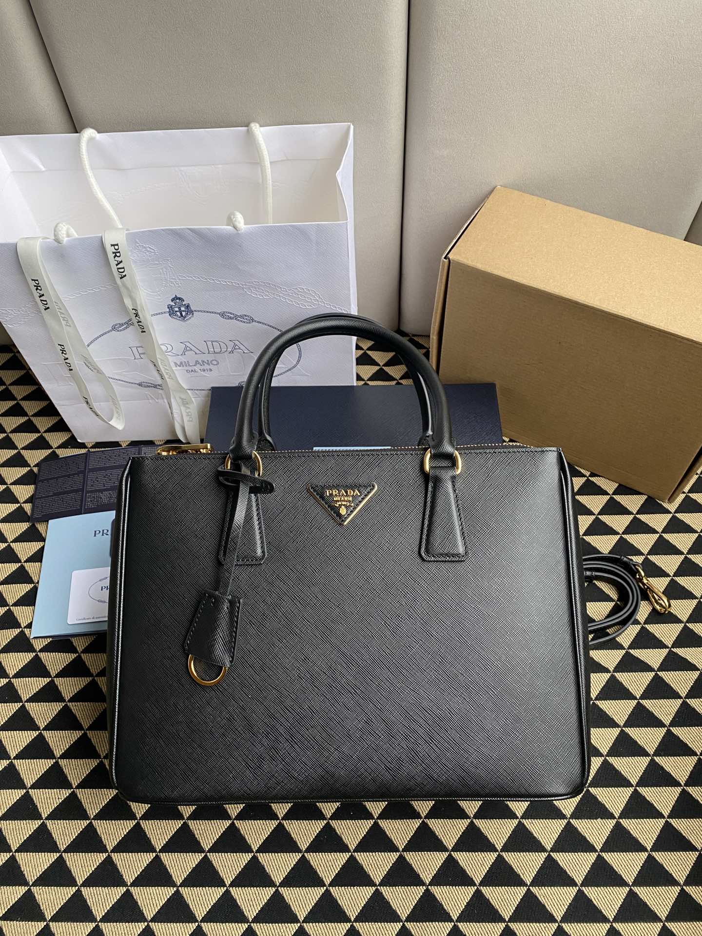 高仿普拉達包包 大號Prada Galleria Saffiano皮革手袋 殺手包 黑色