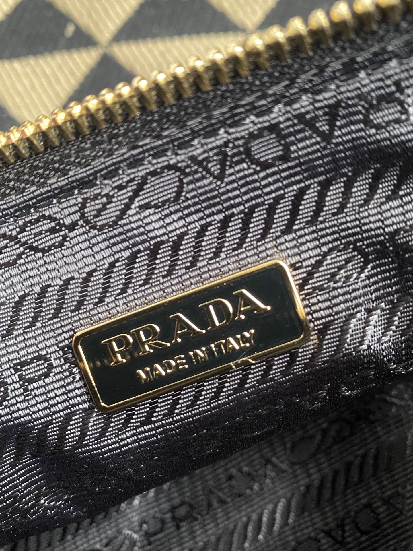 一比一複刻普拉達包包 Prada Re-Edition 2002 小號皮革肩背袋 油臘皮單肩包