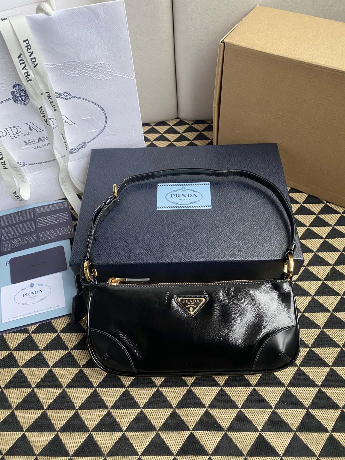 一比一複刻普拉達包包 Prada Re-Edition 2002 小號皮革肩背袋 油臘皮單肩包