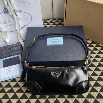 一比一複刻普拉達包包 Prada Re-Edition 2002 小號皮革肩背袋 油臘皮單肩包