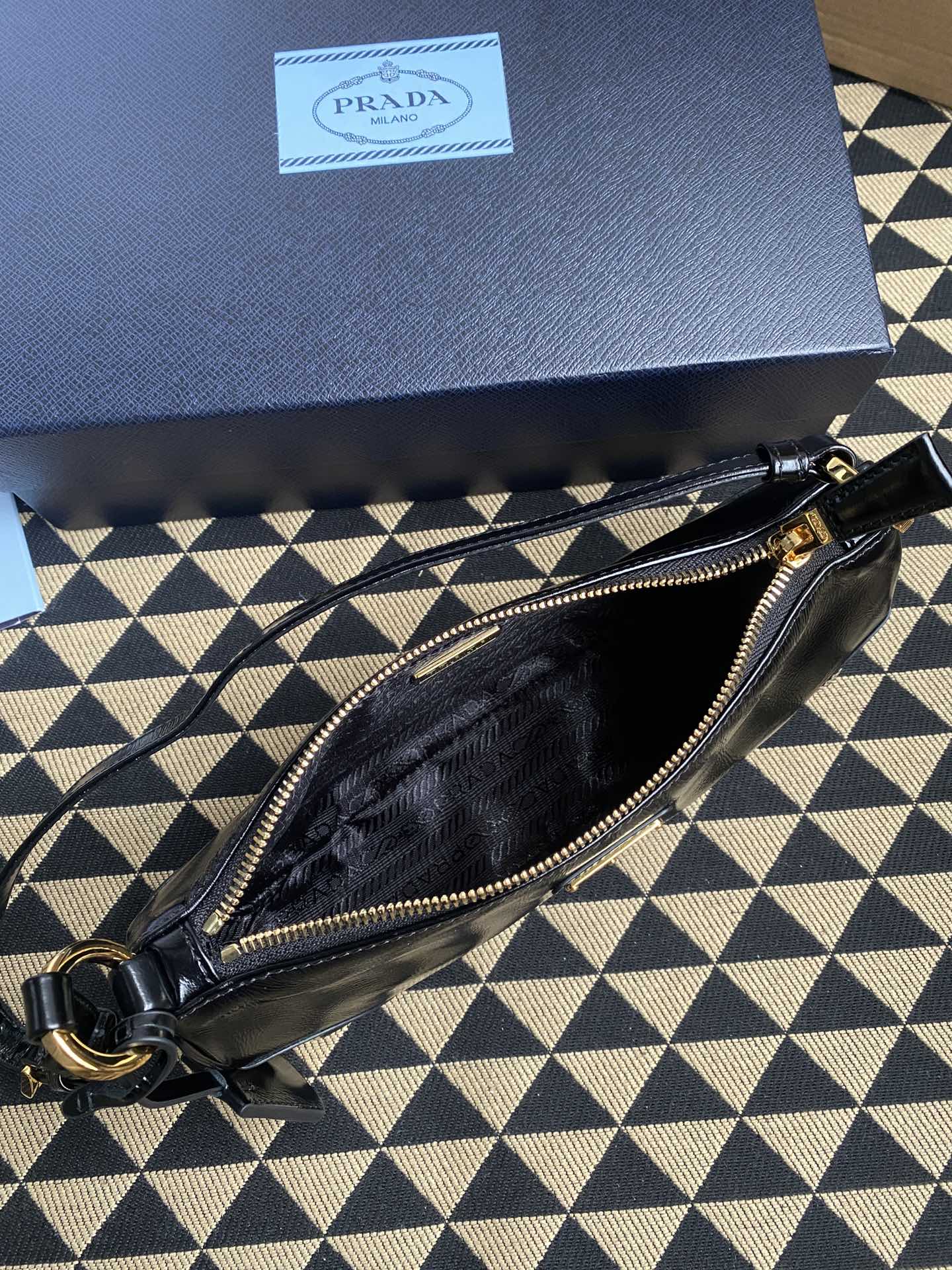 一比一複刻普拉達包包 Prada Re-Edition 2002 小號皮革肩背袋 油臘皮單肩包