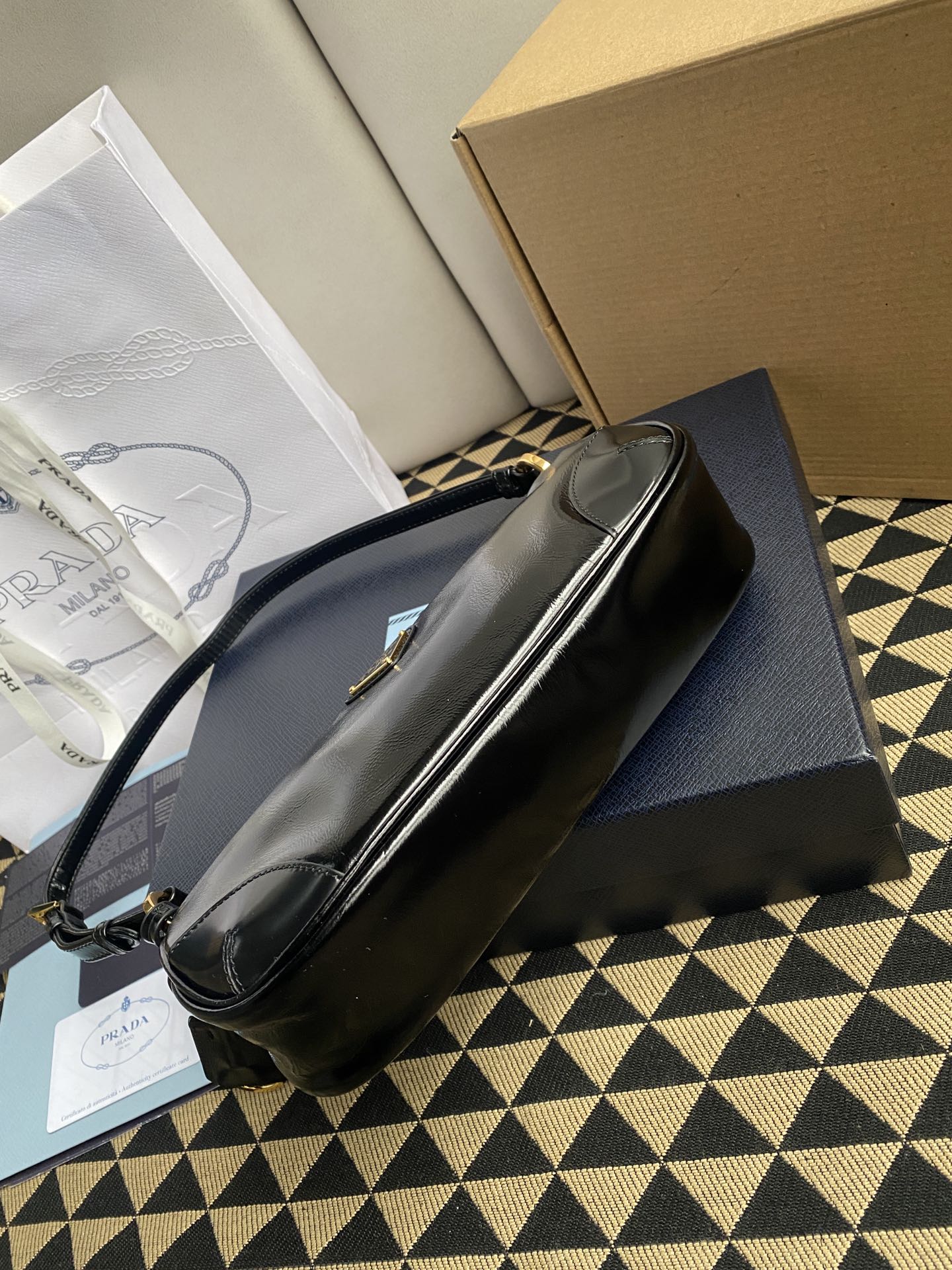 一比一複刻普拉達包包 Prada Re-Edition 2002 小號皮革肩背袋 油臘皮單肩包