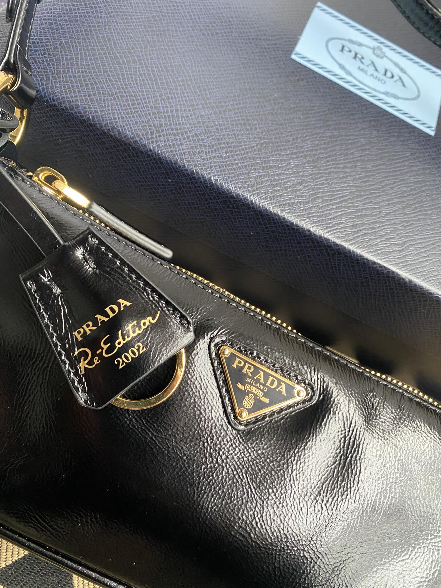 一比一複刻普拉達包包 Prada Re-Edition 2002 小號皮革肩背袋 油臘皮單肩包