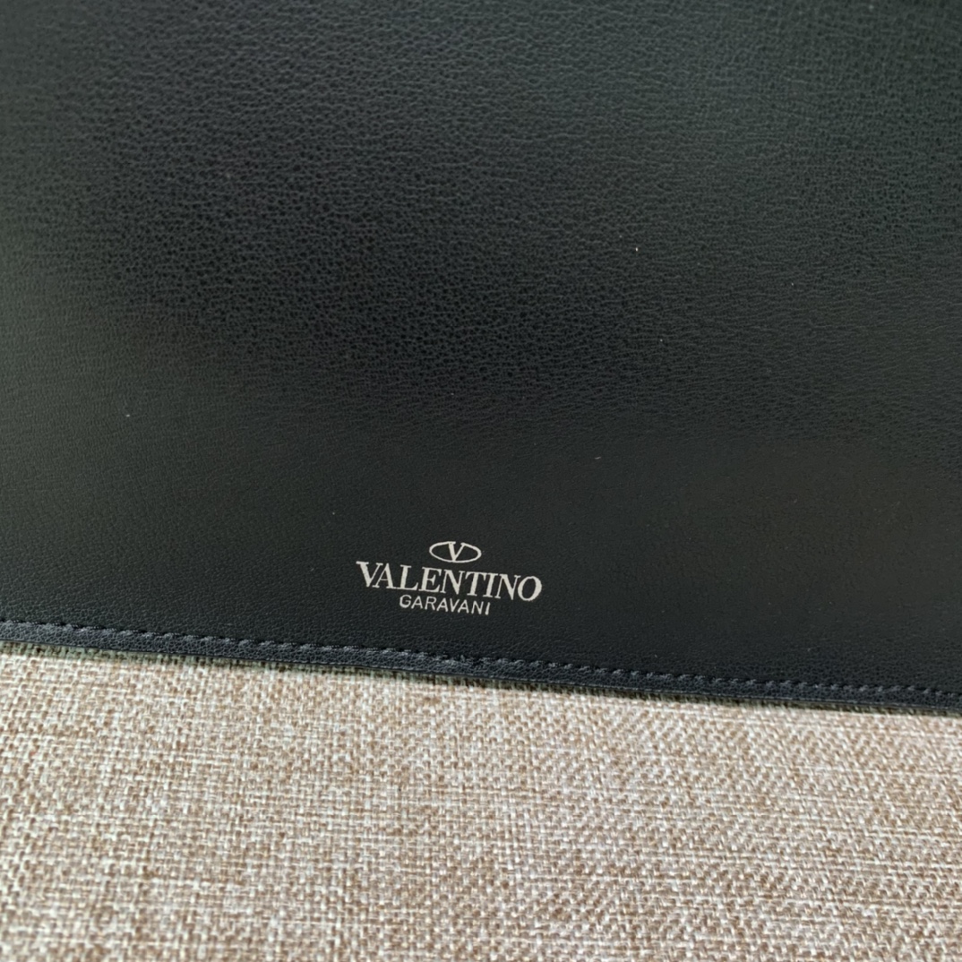1比1複刻VALENTINO華倫天奴包包 GARAVANI VLTN 小牛皮腰包 男士白