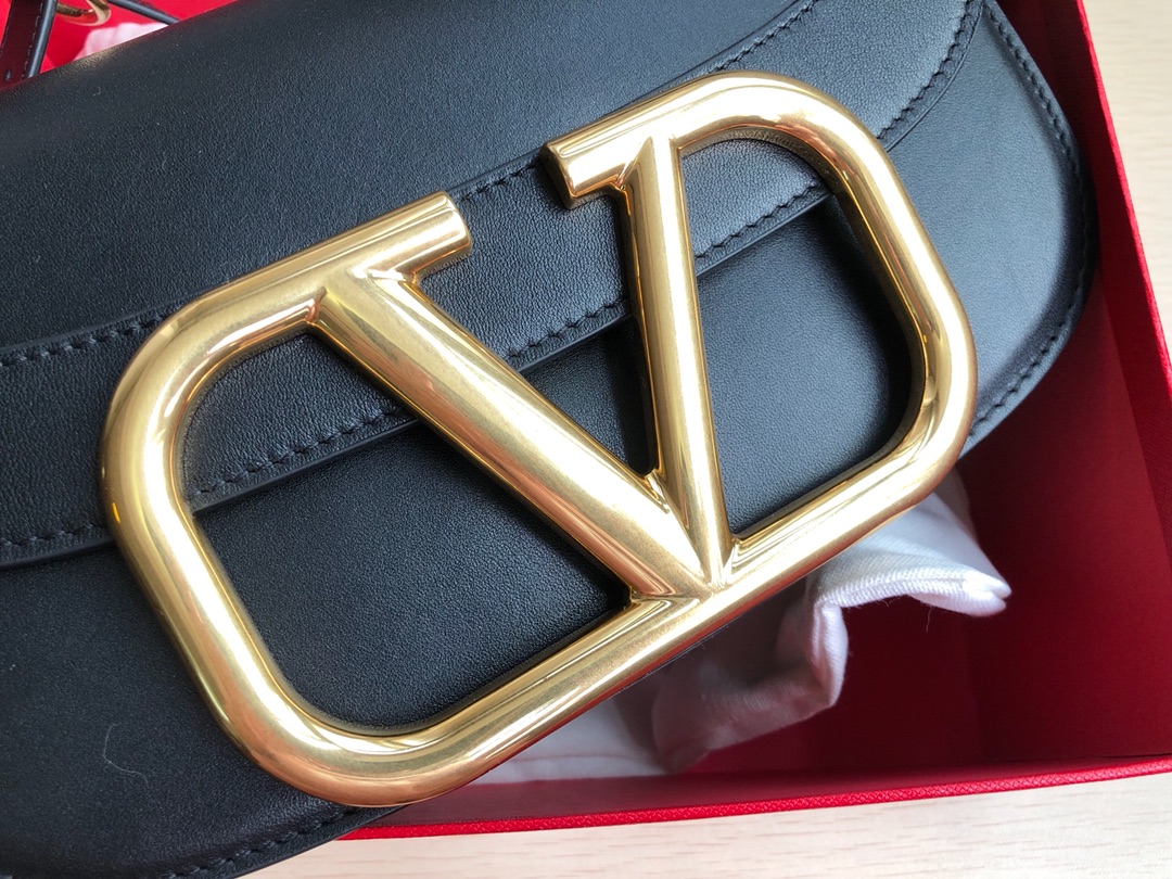 高仿VALENTINO華倫天奴包包 Garavani MAXI 2020ss金屬超大LOGO小牛皮斜挎包 黑