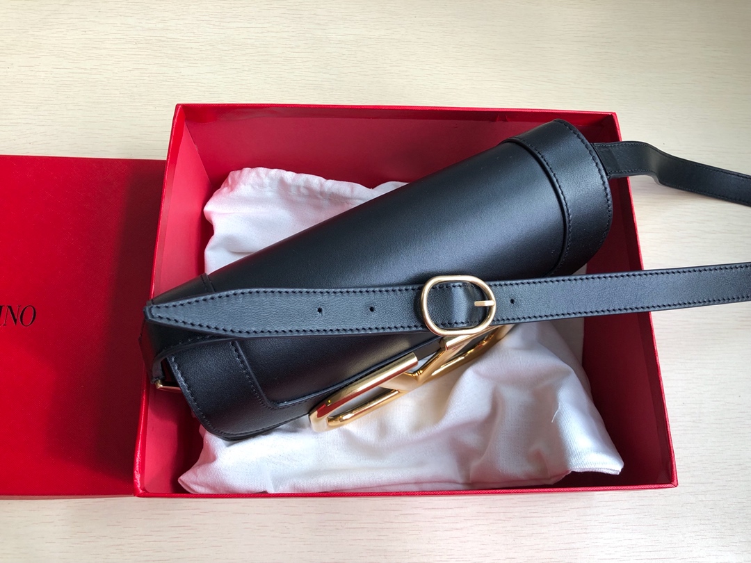高仿VALENTINO華倫天奴包包 Garavani MAXI 2020ss金屬超大LOGO小牛皮斜挎包 黑