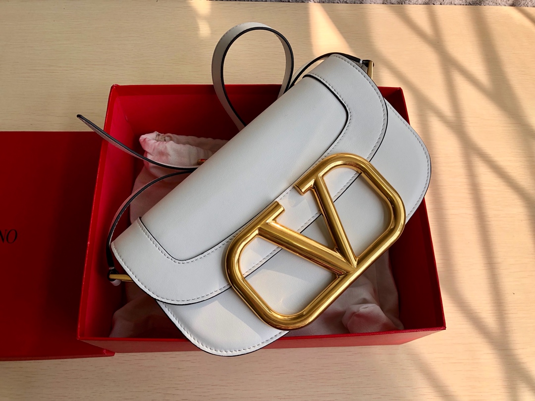 高仿VALENTINO華倫天奴包包 Garavani MAXI 2020ss金屬超大LOGO小牛皮斜挎包 百