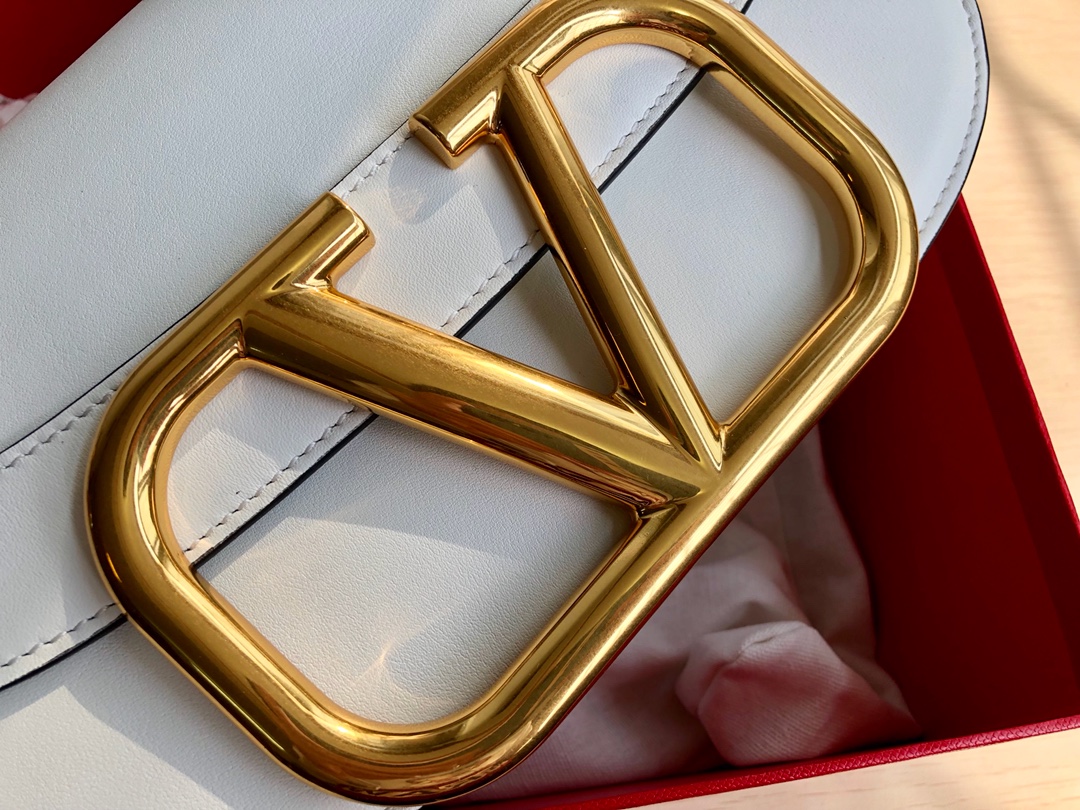 高仿VALENTINO華倫天奴包包 Garavani MAXI 2020ss金屬超大LOGO小牛皮斜挎包 百