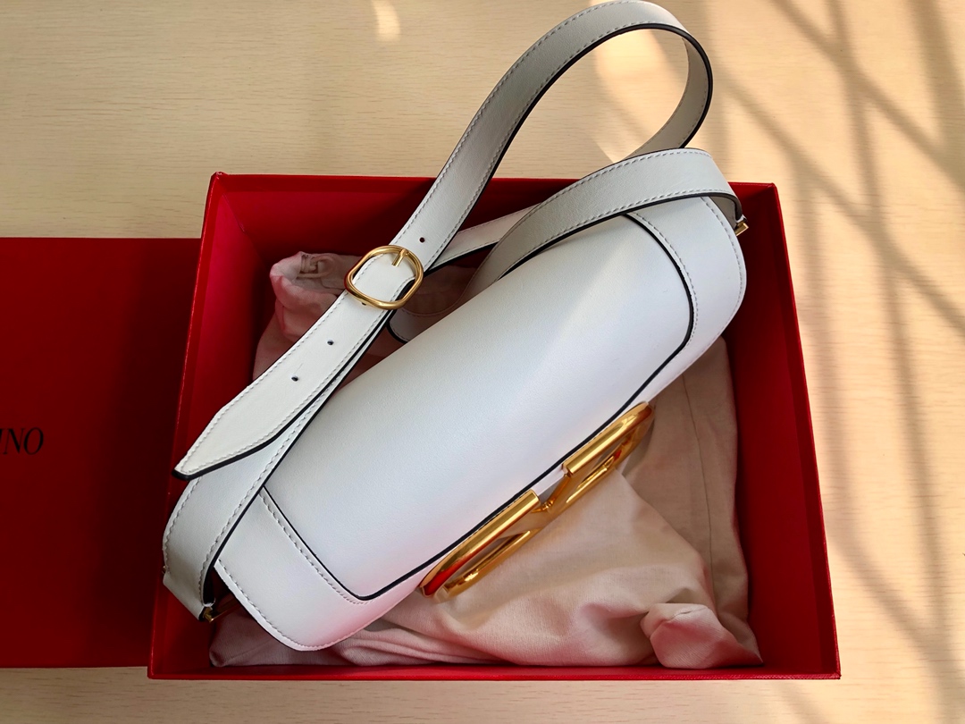 高仿VALENTINO華倫天奴包包 Garavani MAXI 2020ss金屬超大LOGO小牛皮斜挎包 百