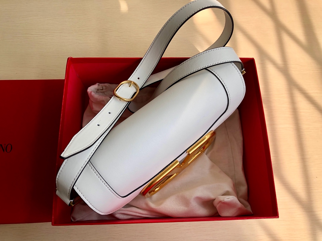 高仿VALENTINO華倫天奴包包 Garavani MAXI 2020ss金屬超大LOGO小牛皮斜挎包 百