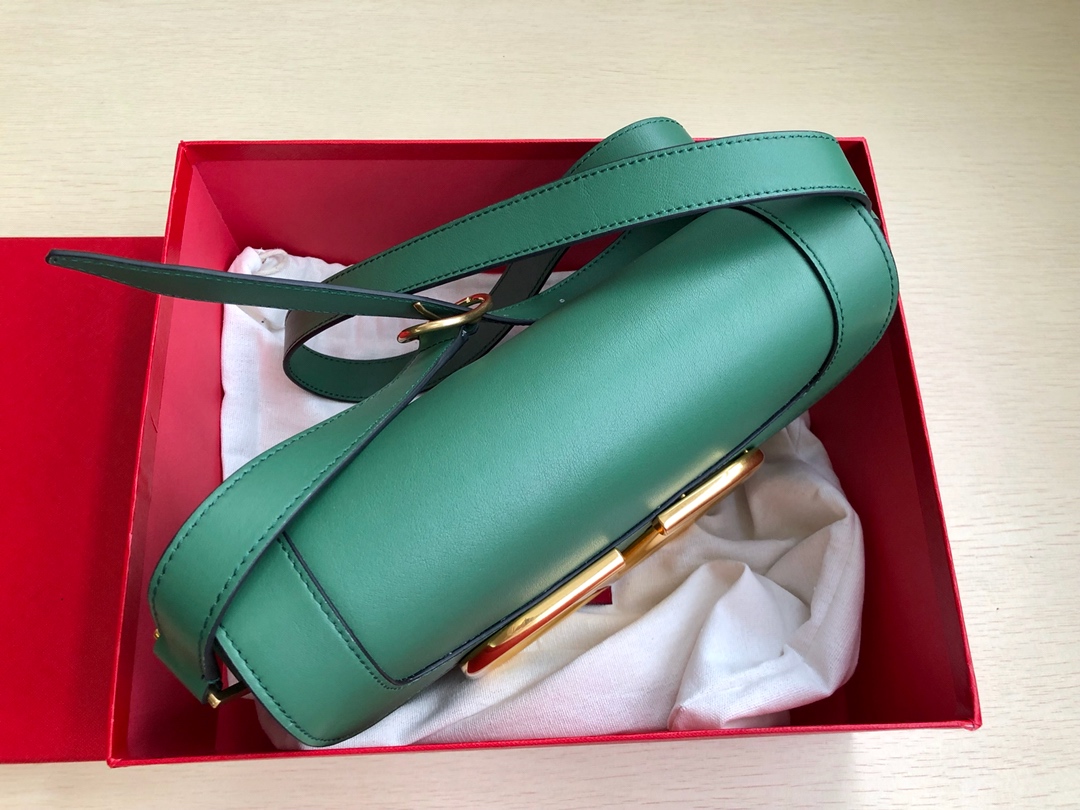高仿VALENTINO華倫天奴包包 Garavani MAXI 2020ss金屬超大LOGO小牛皮斜挎包 緑