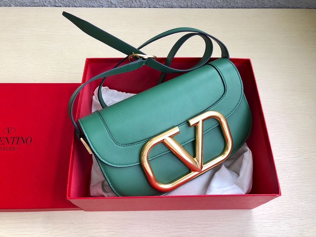 高仿VALENTINO華倫天奴包包 Garavani MAXI 2020ss金屬超大LOGO小牛皮斜挎包 緑