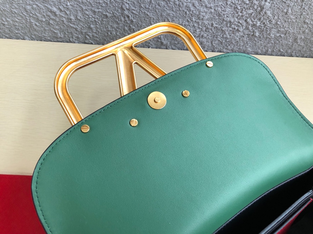 高仿VALENTINO華倫天奴包包 Garavani MAXI 2020ss金屬超大LOGO小牛皮斜挎包 緑