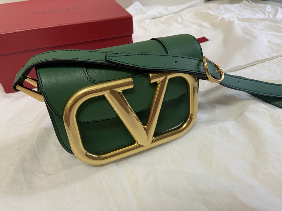 高仿VALENTINO華倫天奴包包 Garavani MAXI 金屬超大LOGO小牛皮斜挎包 小號緑