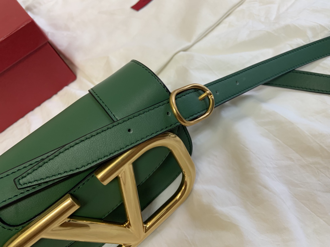 高仿VALENTINO華倫天奴包包 Garavani MAXI 金屬超大LOGO小牛皮斜挎包 小號緑