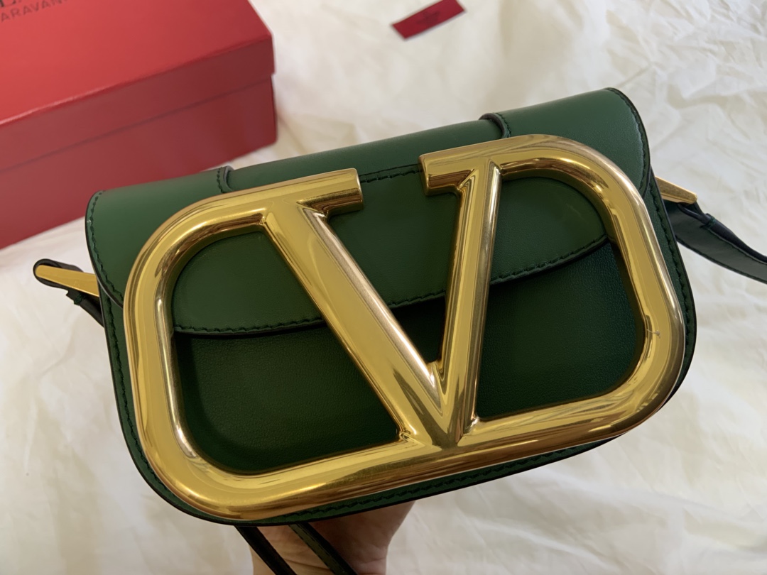 高仿VALENTINO華倫天奴包包 Garavani MAXI 金屬超大LOGO小牛皮斜挎包 小號緑