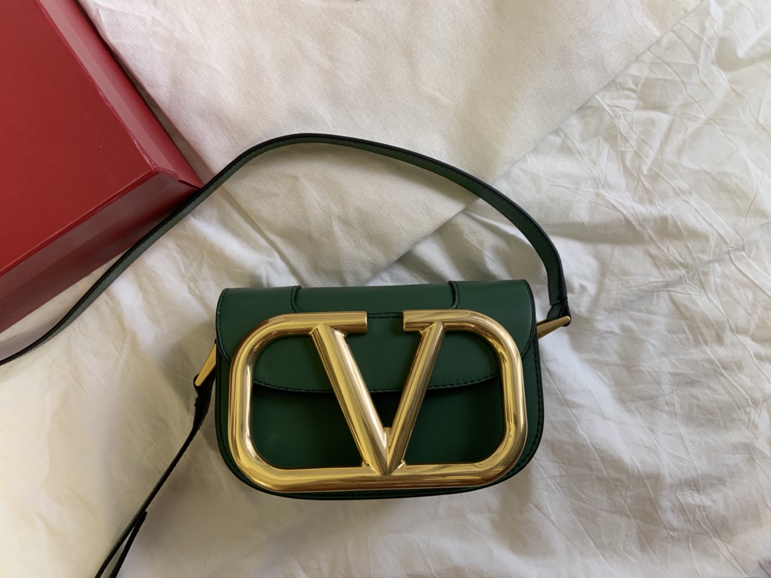 高仿VALENTINO華倫天奴包包 Garavani MAXI 金屬超大LOGO小牛皮斜挎包 小號緑