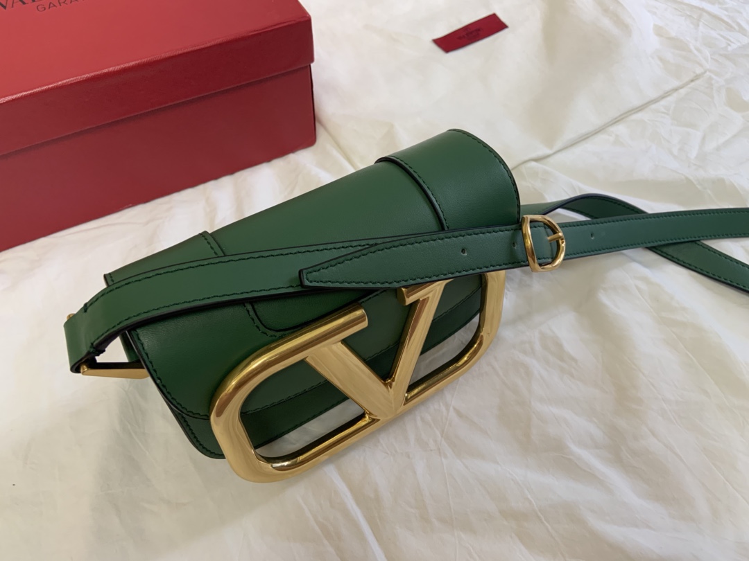 高仿VALENTINO華倫天奴包包 Garavani MAXI 金屬超大LOGO小牛皮斜挎包 小號緑