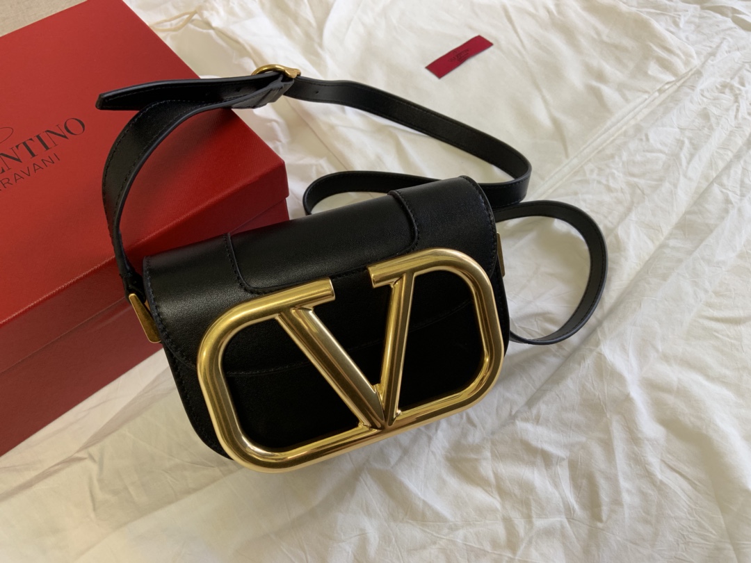 高仿VALENTINO華倫天奴包包 Garavani MAXI 金屬超大LOGO小牛皮斜挎包 小號黑