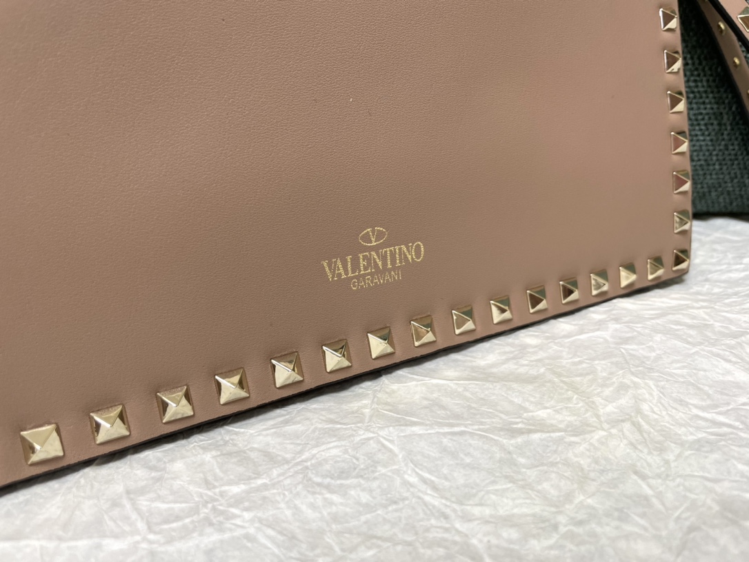 専櫃高仿VALENTINO華倫天奴包包 Rocksud 大號鉚釘手拿包 黑
