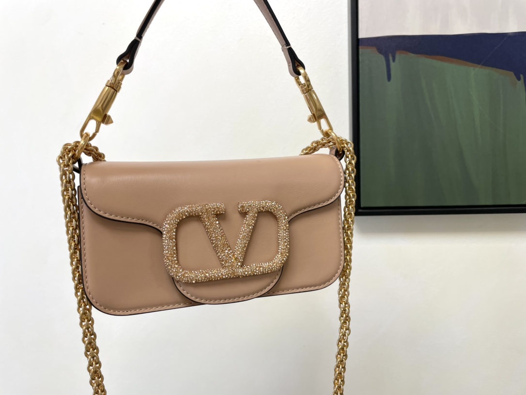 1比1高仿VALENTINO華倫天奴包包 LOCÒ仿水晶小牛皮手袋 杏色