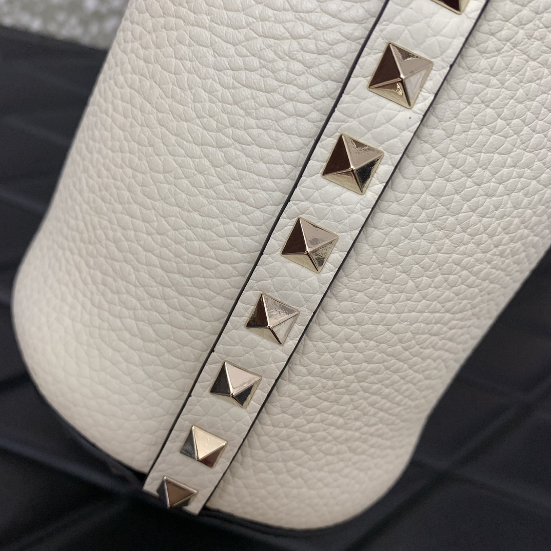 一比一複刻VALENTINO華倫天奴包包 GARAVANI ROCKSTUD小牛皮托特包 白色