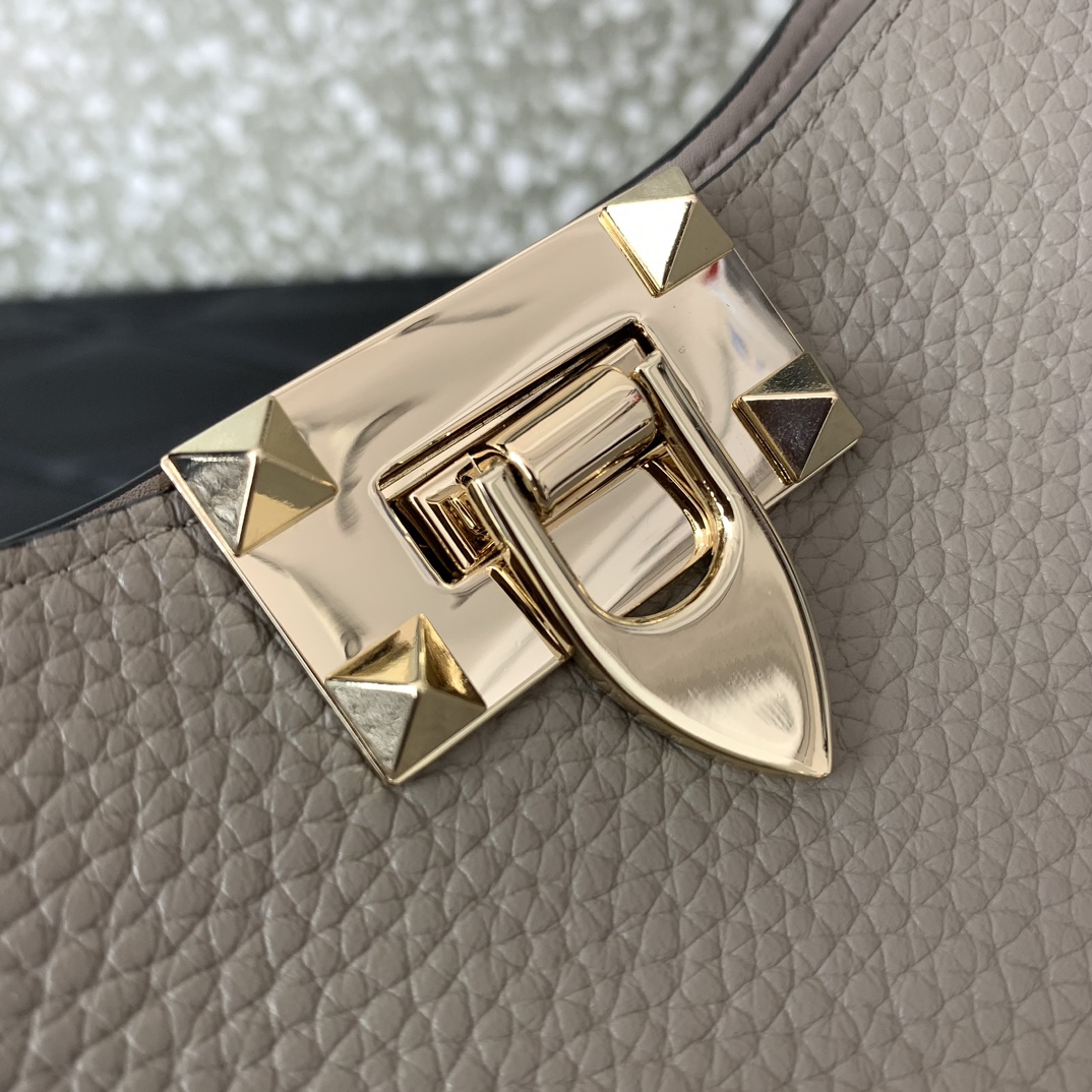 一比一複刻VALENTINO華倫天奴包包 GARAVANI ROCKSTUD小牛皮托特包 淺灰