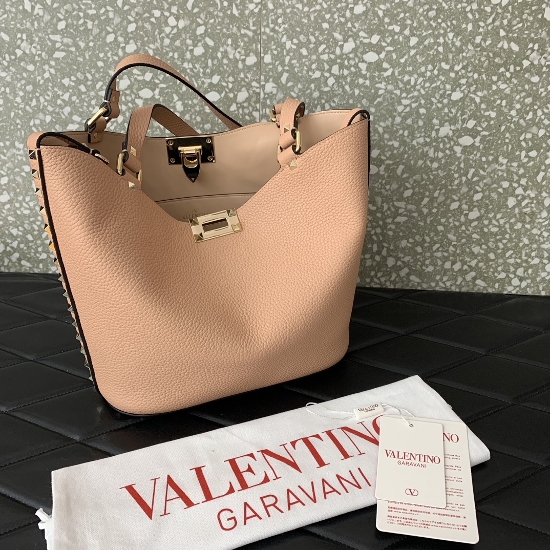 一比一複刻VALENTINO華倫天奴包包 GARAVANI ROCKSTUD小牛皮托特包 土黃