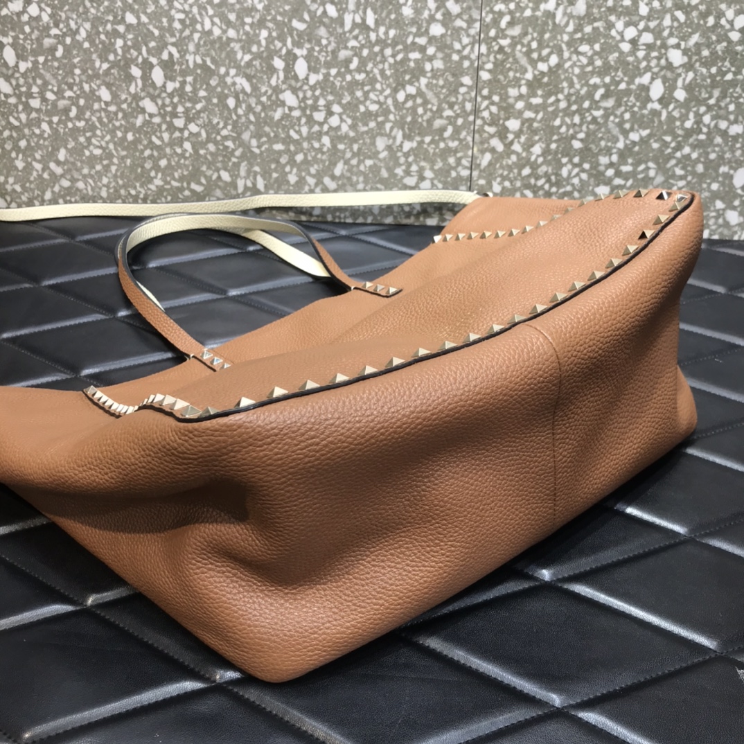 1比1原單VALENTINO華倫天奴包包 ROCKSTUD TOTE BAG雙面購物包 米黃-棕色