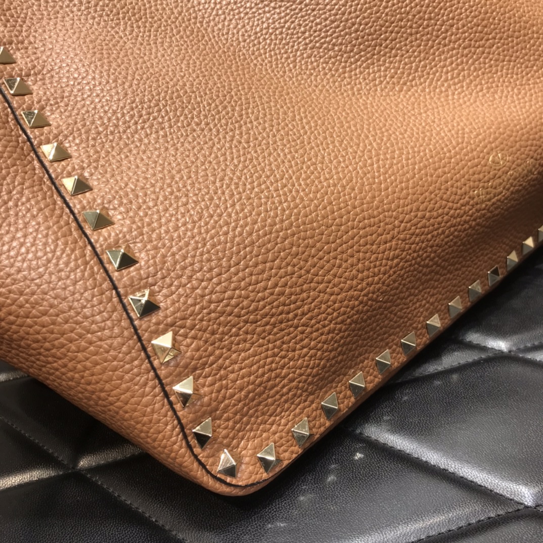 1比1原單VALENTINO華倫天奴包包 ROCKSTUD TOTE BAG雙面購物包 米黃-棕色