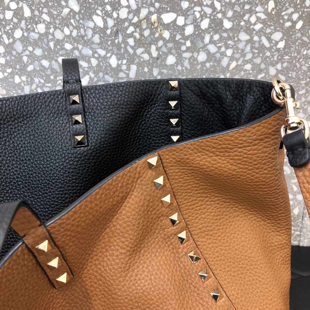 1比1原單VALENTINO華倫天奴包包 ROCKSTUD TOTE BAG雙面購物包 黑-棕