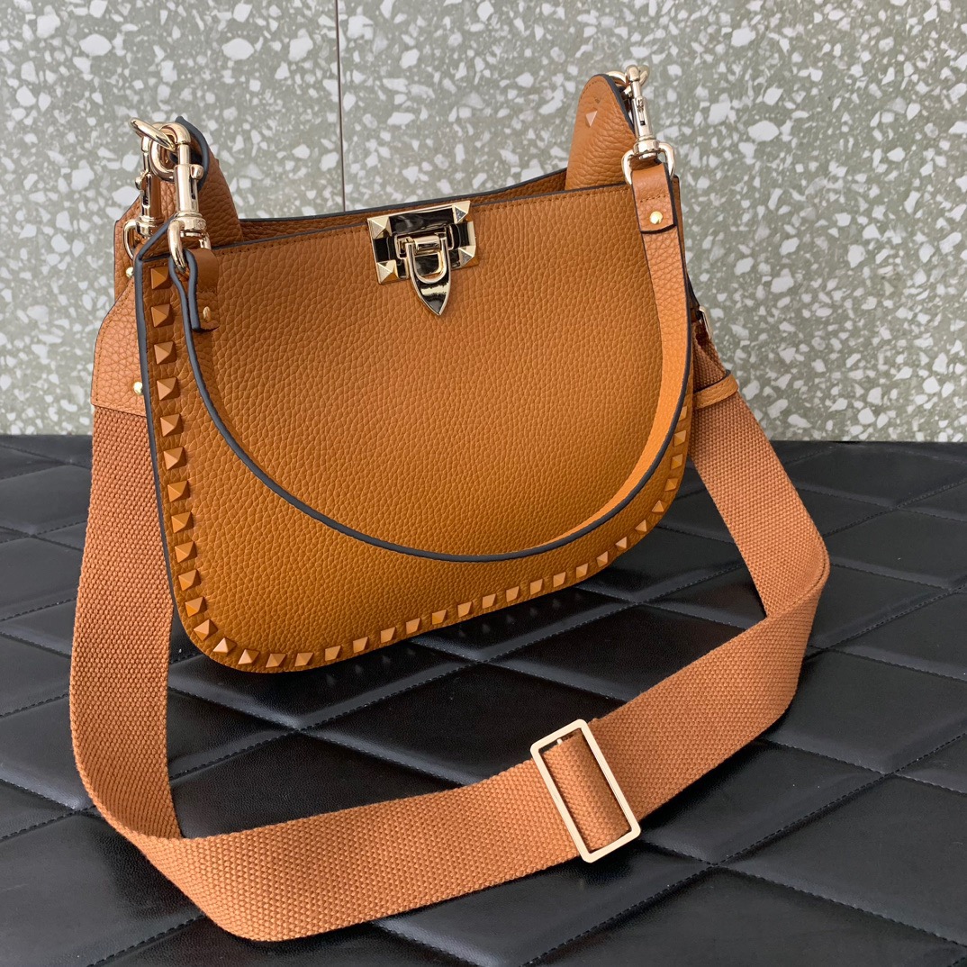 1比1専櫃VALENTINO華倫天奴包包 Garavani Rockstud 牛皮斜挎包 Hobo Bag