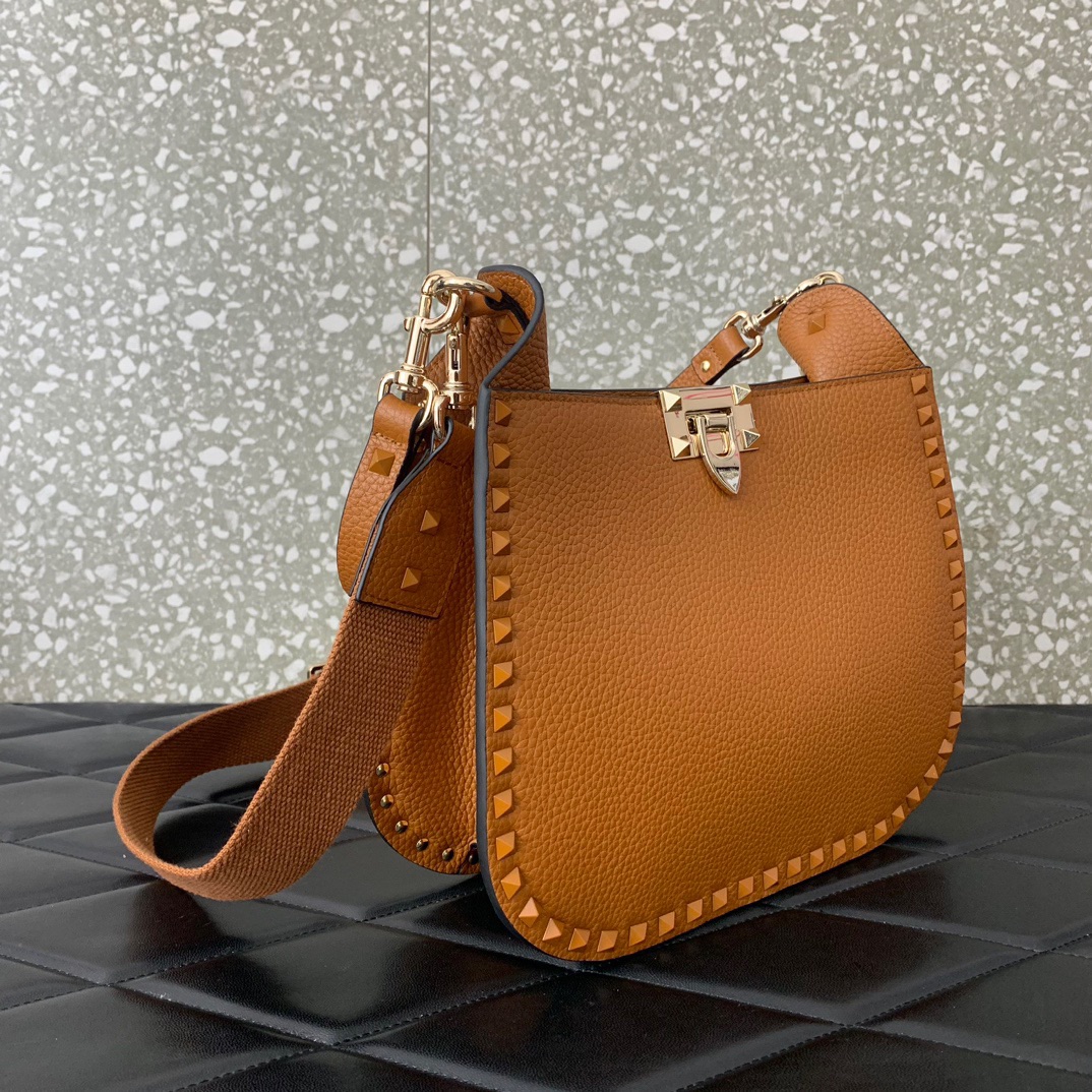 1比1専櫃VALENTINO華倫天奴包包 Garavani Rockstud 牛皮斜挎包 Hobo Bag
