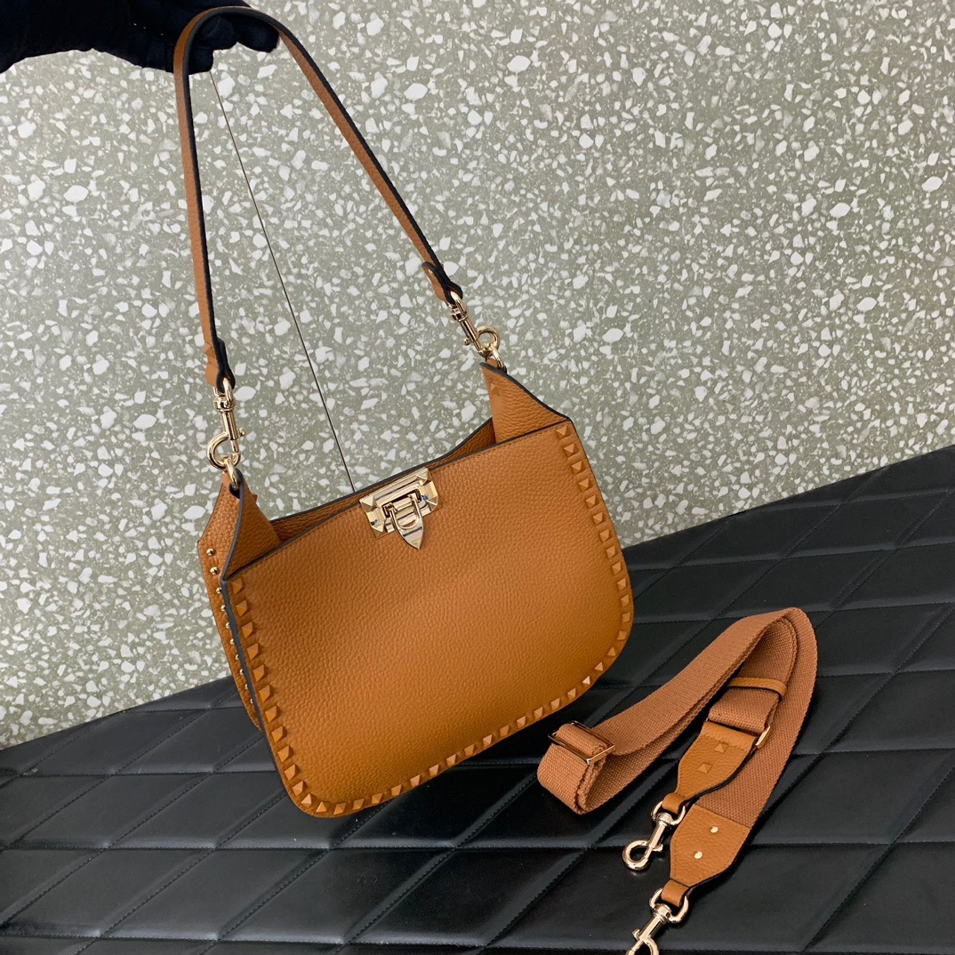 1比1専櫃VALENTINO華倫天奴包包 Garavani Rockstud 牛皮斜挎包 Hobo Bag